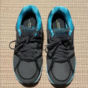 Skechers memory foam women’s shoes sz 9.5